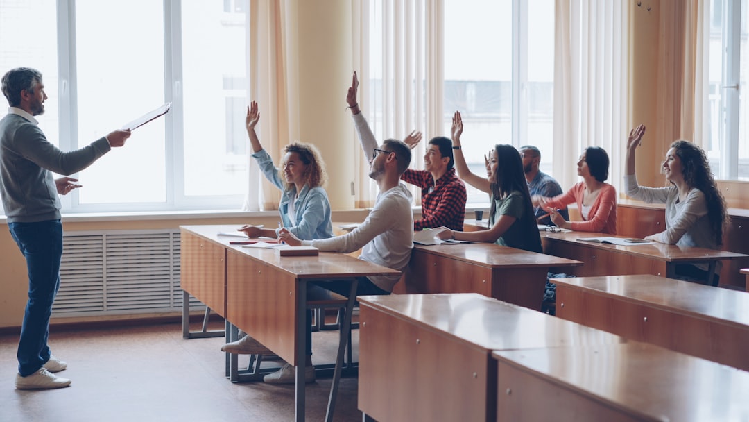 Docente acompañando a estudiantes durante una actividad participativa en el aula