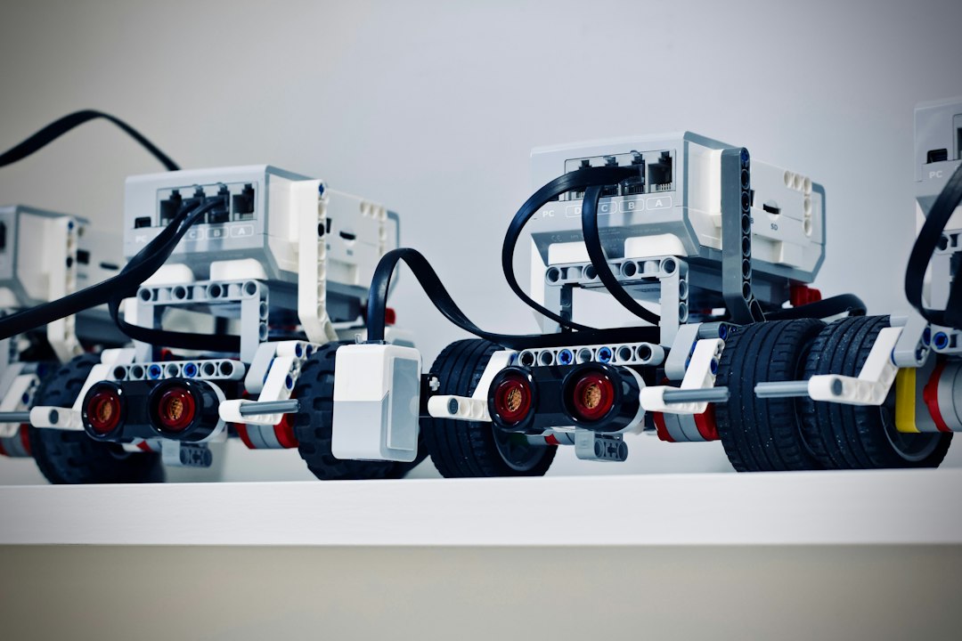 Robots educativos construidos con piezas como ejemplo de robótica aplicada a STEAM