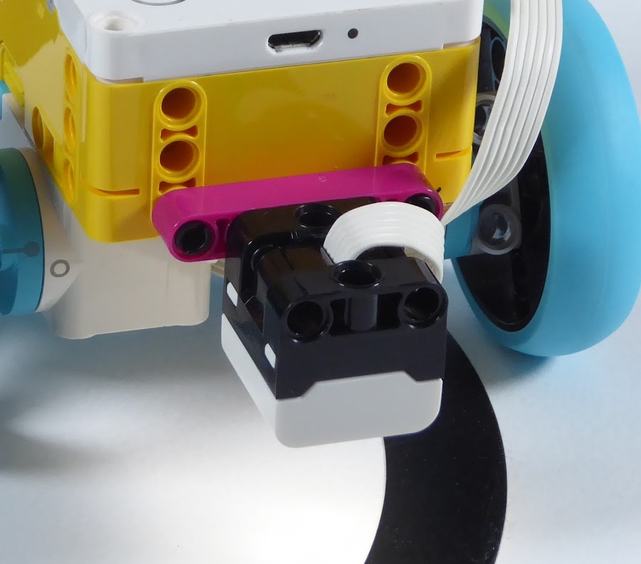 Sensor de color orientado hacia el piso y la línea negra
