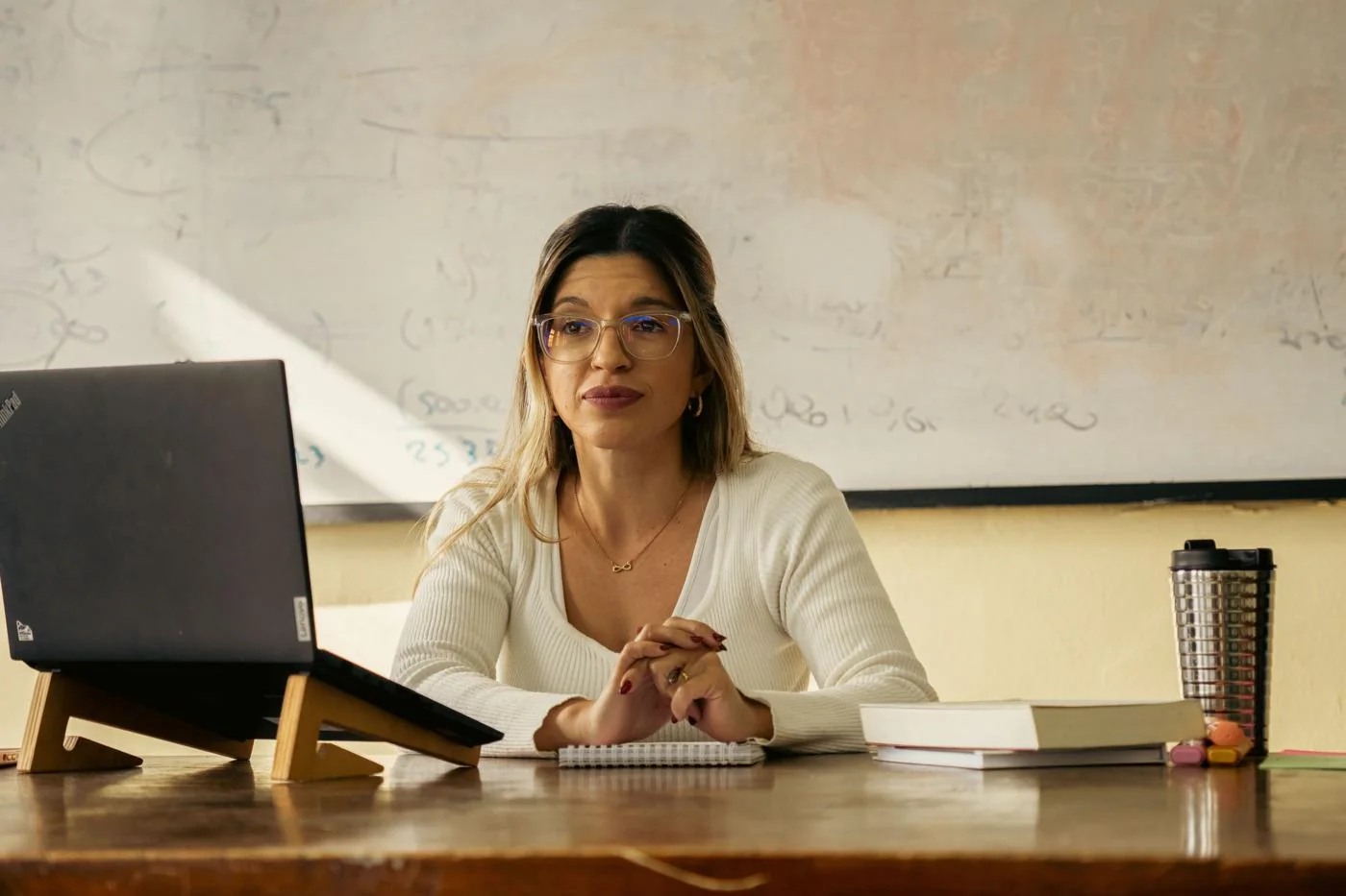 Docente utilizando herramientas colaborativas en la nube para registrar calificaciones y asistencia