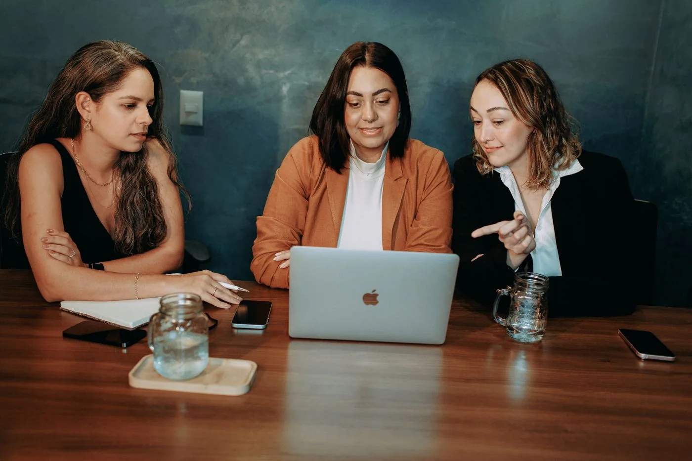 Equipo de trabajo utilizando herramientas en la nube para organizar solicitudes y procesos