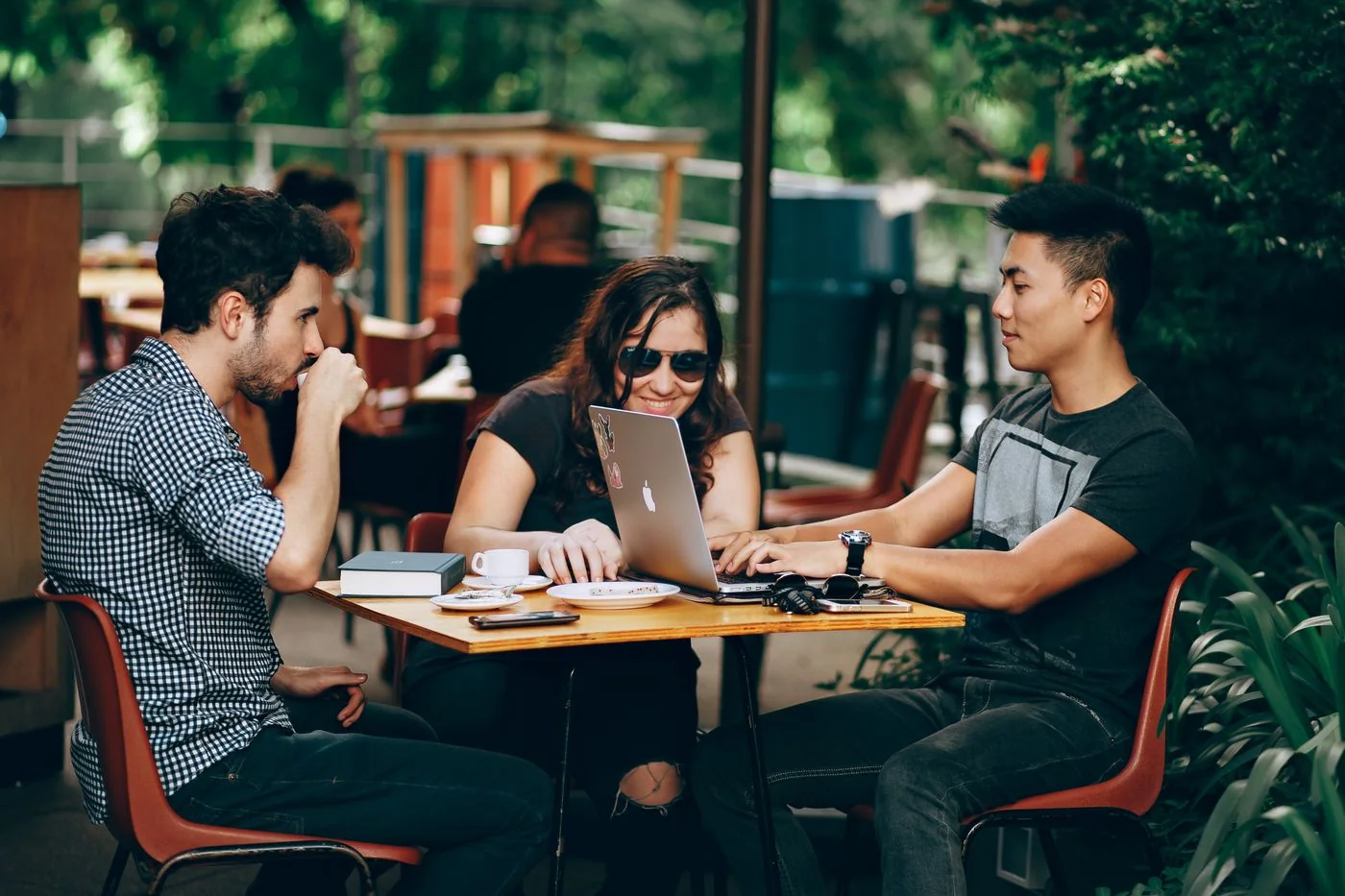 Estudiantes trabajando en equipo mediante herramientas colaborativas en la nube