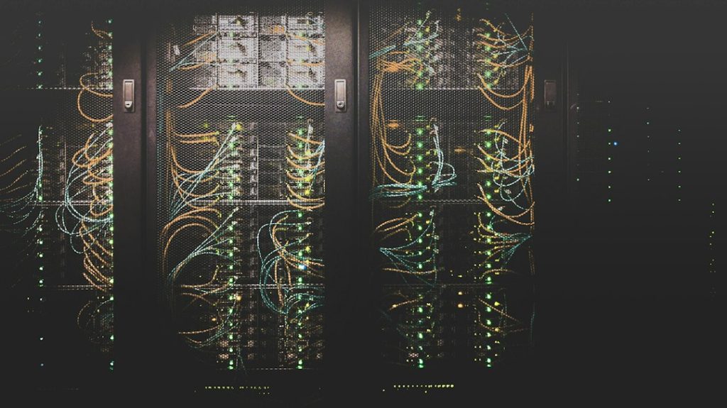 Gabinetes de servidores y cableado de red en un centro de datos