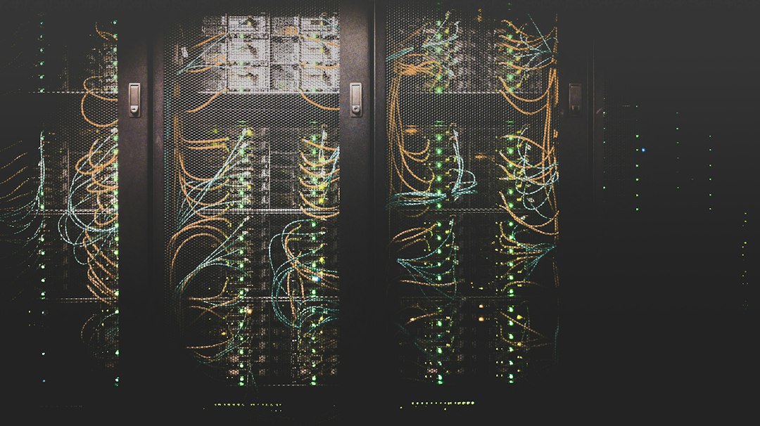 Gabinetes de servidores y cableado de red en un centro de datos